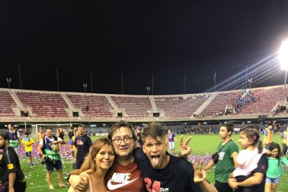 Marc, con su madre Gemma y la pareja de esta, Miguel.