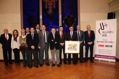 Joan Comella, al costat del rector, el president d’Alumni UdL, representants del Grup SEGRE i del Banc Santander i familiars.