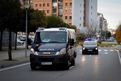 Coche y furgón de la Policía con los miembros de “La manada” ayer.