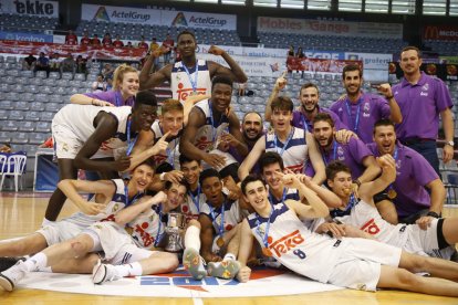 Los componentes del Madrid celebran sobre el parquet del Barris Nord el título.