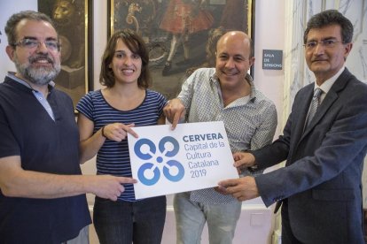 Els organitzadors i la dissenyadora, ahir a la presentació del logo.