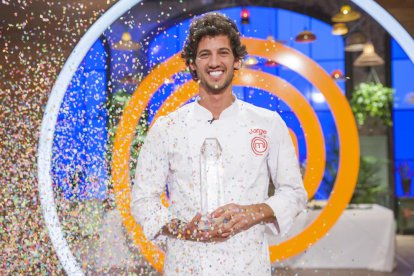 El ganador se llevó 100.000 euros, su propio libro de recetas, un curso en el Basque Culinary y el trofeo.