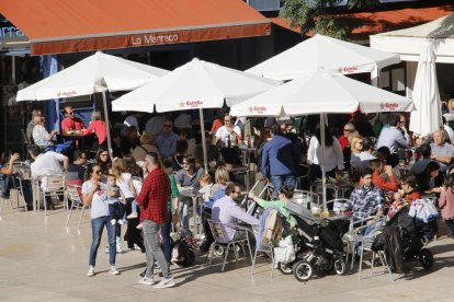 Una de las terrazas de la Plaça Sant Joan de Lleida, que ayer al mediodía estaba llena. 