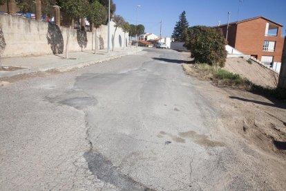 Vista del carrer de la Pau de Tàrrega, amb el paviment deteriorat.
