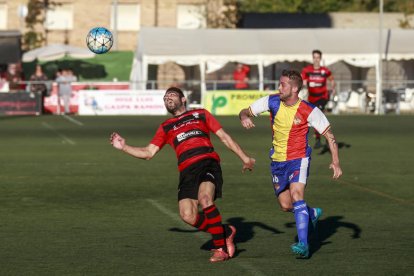 Un jugador de l’EFAC prova de controlar una pilota aèria davant d’un jugador andorrà en el partit d’ahir.