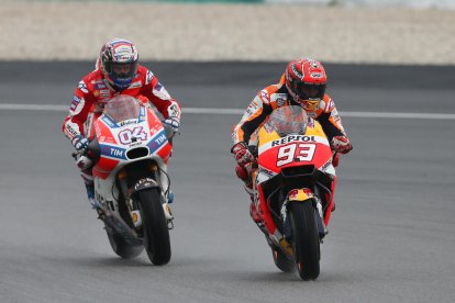 Marc Màrquez i Andrea Dovizioso, durant la seua lluita al circuit de Sepang.