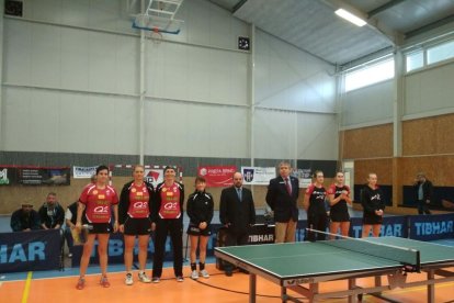 Les jugadores del Villart Logístic al costat de les del Moravský Krumlov, abans de començar el partit.
