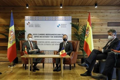 El rey Felipe VI y Xavier Espot, durante la segunda jornada de la cumbre celebrada ayer.