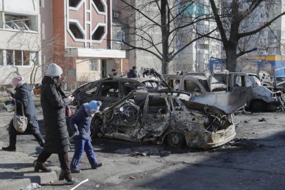 Imatge de les negociacions per a un alto el foc entre les delegacions de Rússia (e) i Ucraïna (d).