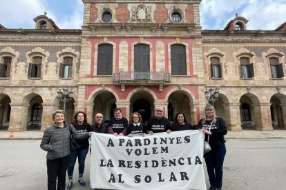 Els representants d’Orvepard i la Plataforma en Defensa de la Residència, davant del Parlament.