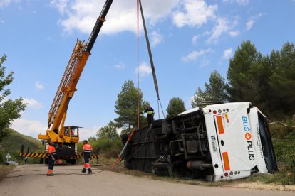 Imagen de ayer de las tareas para retirar el autocar, que volcó en un camino de Rubió.