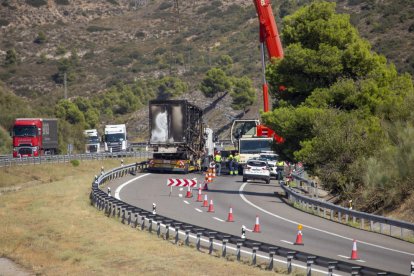 Operaris treballant ahir per retirar el camió calcinat a l’AP-2 al seu pas per Fraga.