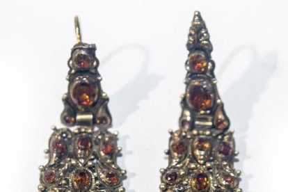 La única herencia. Los tres juegos de pendientes son el único patrimonio que existe de la Mare de Déu del Castell de Sanaüja tras su destrucción en la Guerra Civil.