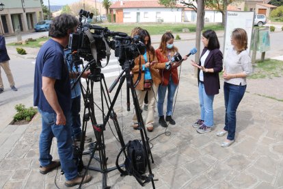 Les lleidatanes Vilalta i Serret, ahir atenent la premsa abans d’un acte d’ERC a Castellcir.