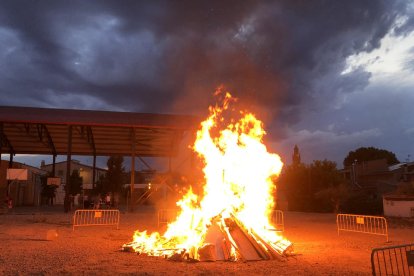 Montgai encén una foguera per celebrar Sant Pere i Sant Pau