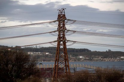 Pese a la contención de la electricidad, la inflación sigue en máximos.