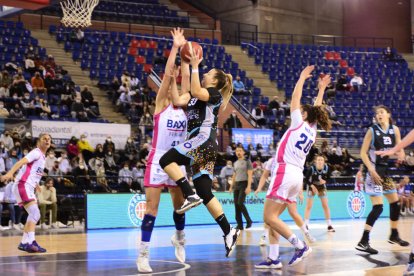 Bojana Kovacevic, entrant a cistella en un partit amb el Campus Promete aquesta temporada.