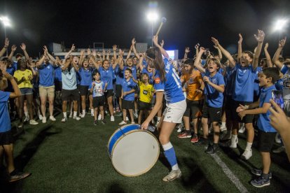 Andrea va liderar la celebració bombo en mà.