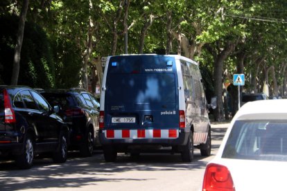 Els Mossos esperant ahir al jutjat per emportar-se l’agressor.