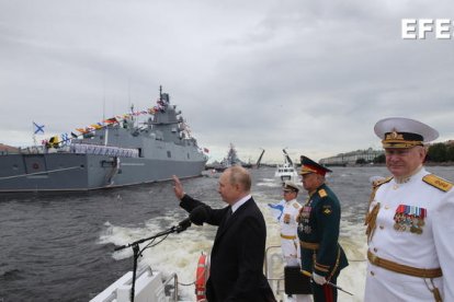 Putin anuncia un ambicioso programa naval durante un desfile en San Petesburgo con motivo del Día de la Armada.