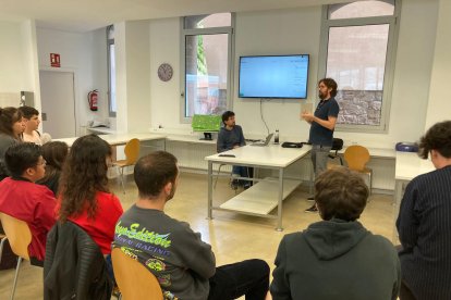 Una sesión del taller sobre arte e inteligencia artificial en la Escola d’Art Leandre Cristòfol de Lleida.