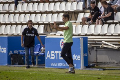 Pere Martí dando instrucciones durante el último partido de Liga en el Camp d’Esports.