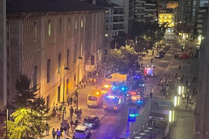 Unitats de Bombers i del SEM davant la Casa de Cultura de Girona després de l’explosió.