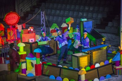 Un dels escenaris de l’espectacle en el qual expliquen com es distribueixen els regals.