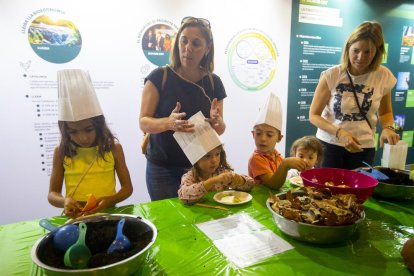 Els més petits van participar ahir en els tallers d’introducció a la bioeconomia impartits per Petit Xef.