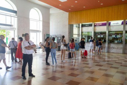 Usuaris de Renfe a l'estació de Lleida.