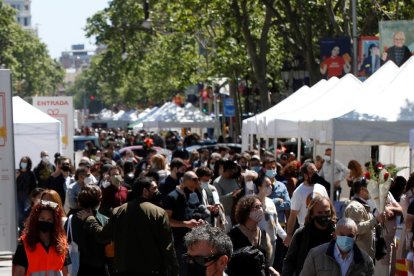 Numerosas personas visitaron las paradas instaladas en el Passeig de Gràcia de Barcelona.