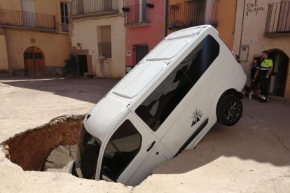 La furgoneta que va quedar enfonsada parcialment per la part davantera al mig de la plaça de Tudela