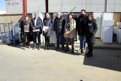 La alcaldesa de Tàrrega, Alba Pijuan, acompañada del director de la Agencia de Residuos de Cataluña, Isaac Peraire, y de técnicos municipales y de Cartaes en el centro de reciclaje de Tàrrega