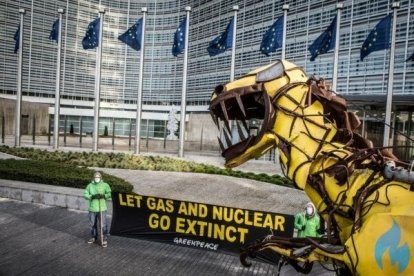 Foto d’una protesta de Greenpeace contra la inclusió del gas i la nuclear com a energies verdes.