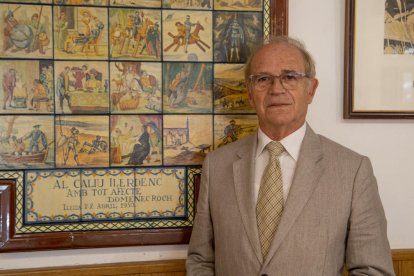 Manel Gigó, ante un mosaico dedicado al Caliu Ilerdenc, en la sala de actos de esta entidad cultural.