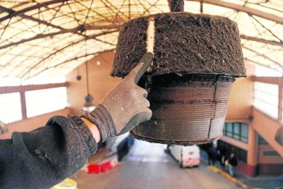 Vergonzoso. La terminal ha sido limpiada con agua a presión, pero la suciedad que acumulaba se remonta a hace décadas, como muestra la foto de la izquierda, y los lavabos, ahora fuera de servicio, son irrecuperables.