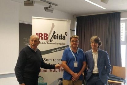 El miembro del Comité Organizador del Mamapop, Manel Tahull; el facultativo del Servicio de Oncología Médica del HUAV, Serafín Morales; y el impulsor del Mamapop, Manel Simó
