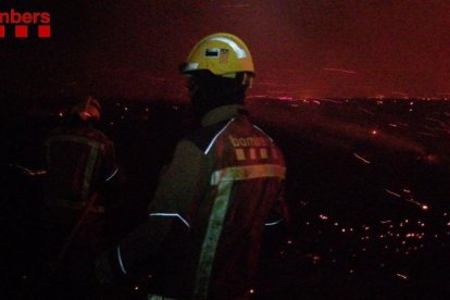 Un equip dels Bombers treballant ahir a la matinada en l’incendi a Peralada.