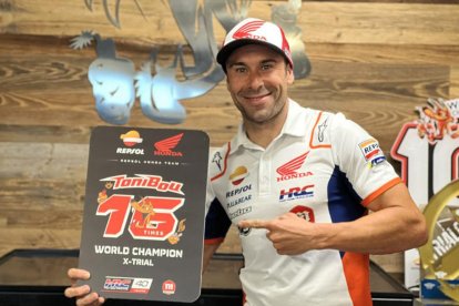 Toni Bou, celebrant el seu títol indoor número 16.