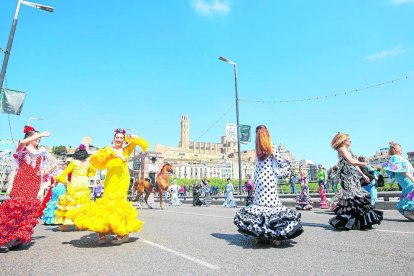 Els vestits de faralaes van prendre ahir el centre de Lleida, amb la Seu Vella de fons.