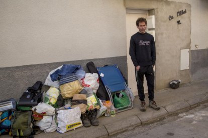 Balañà, con sus pertenencias apiladas ante la vivienda.
