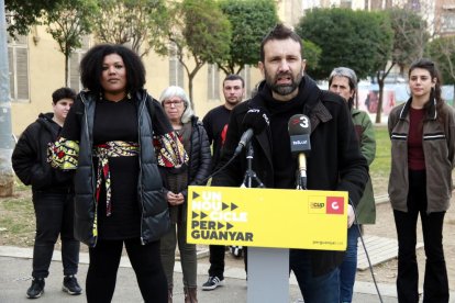 El exdiputado de la CUP Pau Juvillà hablando en Lleida al lado de la número dos de la lista de la formación en Lleida en las pasadas elecciones, Nogay Ndiaye.