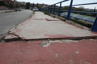 Un dels punts en els quals la vorera del pont està esquerdada.