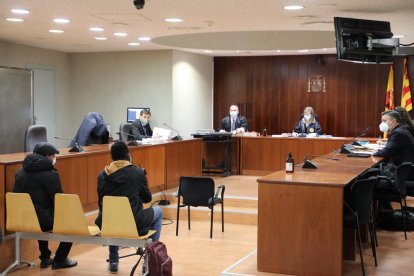 L’acusat (amb gorra), durant el judici celebrat el març passat.