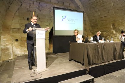 El conseller, Jaume Giró, junto a Mariona Sanz, directora de los Fondos Europeos en la Generalitat, y Ramon Alturo ayer en La Seu Vella.