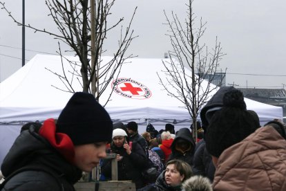 Miles de personas desplazadas por los bombardeos de Kiev son atendidos por ONG en la ciudad de Lviv.