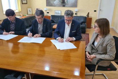 Imatge de la firma del conveni per formar secretaris.