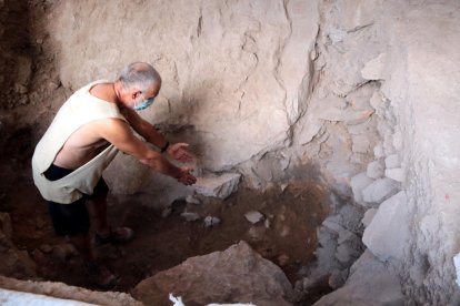 El arqueólogo Rafael Mora, el pasado verano en el lugar donde aparecieron los restos de ‘Linya’.