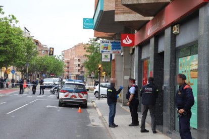 El carrer es va tallar al trànsit i la Guàrdia Urbana es va fer càrrec de desviar-lo.