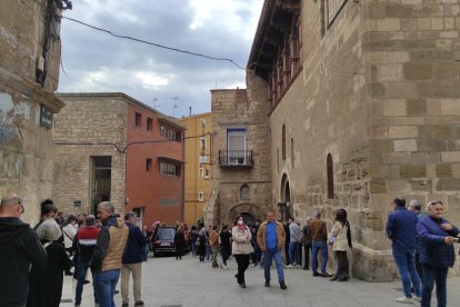 Veïns de Fraga a l’església de Sant Pere on es va fer el funeral per l’alcaldessa.